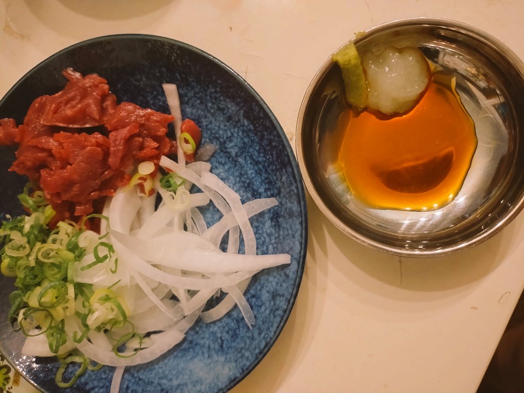 yukihomare's tweet photo. 人生で初めて、
完全週休二日制という働き方をさせてもらえてほんっと身体がラク😂
それにしてもソソるネーミング🍺🤣🤣すっきり軽めの #session_IPA
#週休6日
#京都醸造
#業スー で恐る恐る買ってみた冷凍の細切れ馬刺し🎶
50g300円✨
普通に美味しい赤身で臭みもない!🤤これはリピだ https://t.co/6xdEiHV3I6