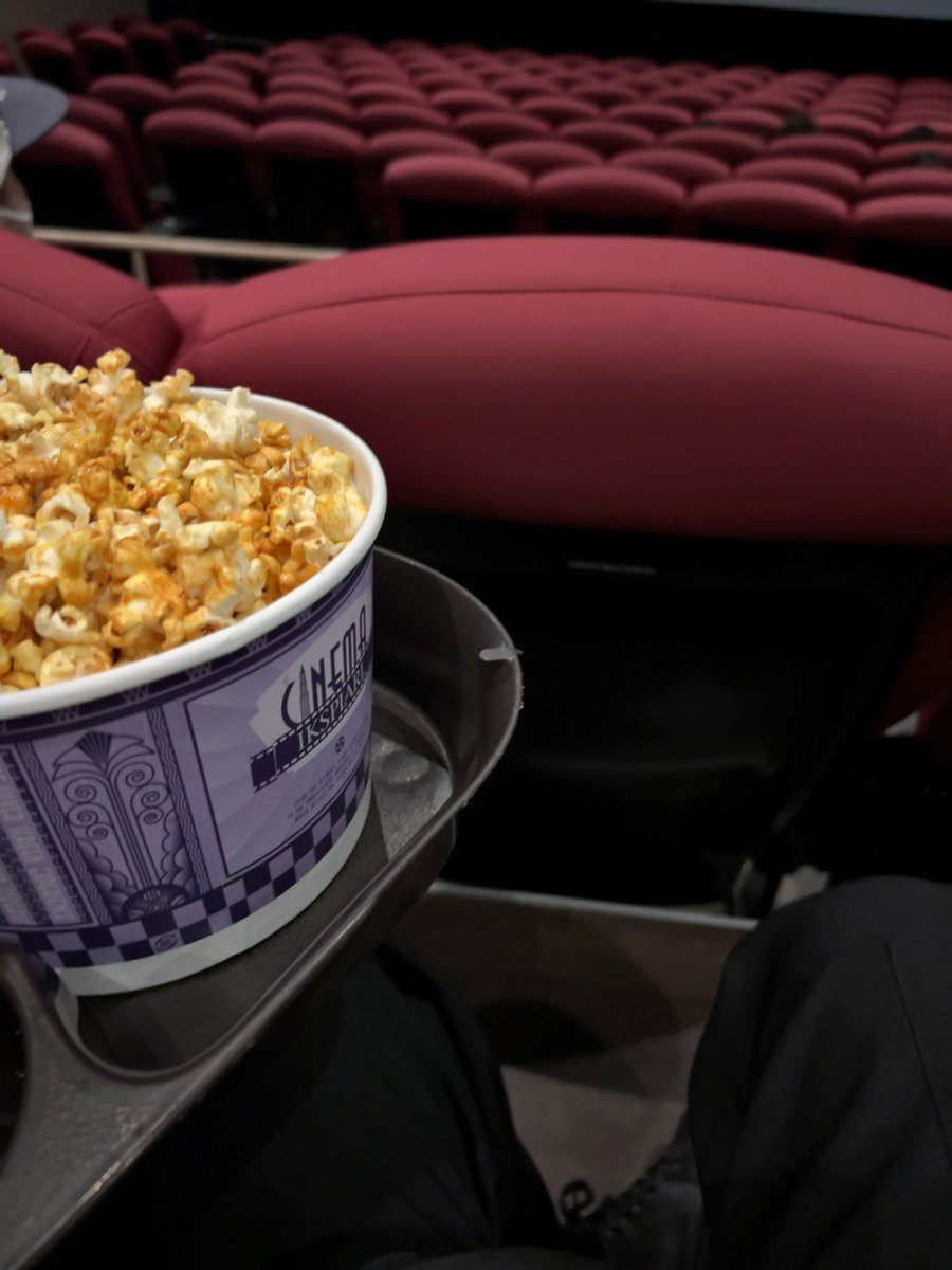 そうですよ、イクスピアリまで行って一人で映画見ましたけろ？？
一人でポップコーンMサイズ食べましたけろ？？
