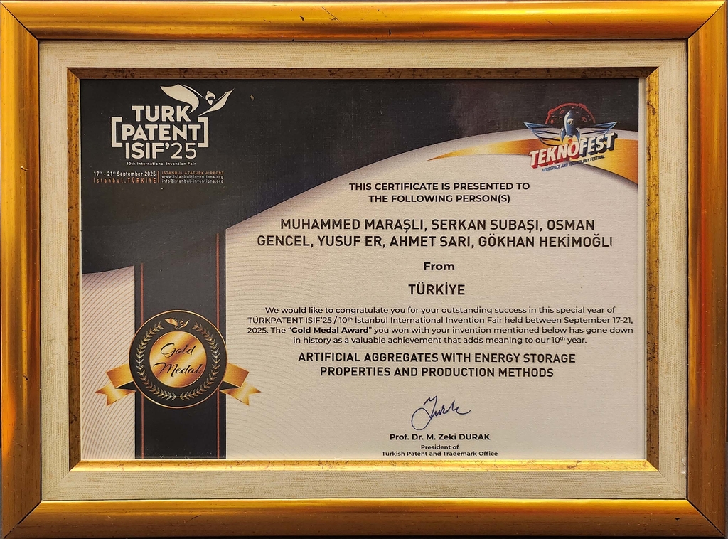 #TEKNOFEST2025  sahnesinde altın madalya, Bartın Üniversitesinden Prof. Dr. Osman Gençel’in de yer aldığı proje ekibine geldi. 

Sanayi ve Teknoloji Bakanlığı himayelerinde, TÜRKPATENT tarafından düzenlenen 10. Uluslararası Buluş Fuarı - ISIF’25’te “Isıl Enerji Verimliliğine
