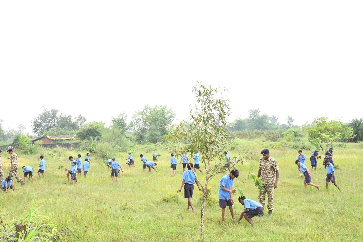 #GCRaipur organised a Swachhata Abhiyan and Mass Plantation Drive at Primary School, Charoda.
Students &amp; staff joined hands to promote cleanliness and healthy habits under #SwachhataHiSeva2025
 <a href="/ministryofhome1/">ministryofhomeaffairs</a>
<a href="/crpfindia/">🇮🇳CRPF🇮🇳</a>
<a href="/CentralZoneCrpf/">Central Zone CRPF 🇮🇳</a>
<a href="/cgsectorcrpf/">Chhattisgarh Sector CRPF</a>
<a href="/rcwagcraipur/">RCWA GROUP CENTER CRPF RAIPUR</a>