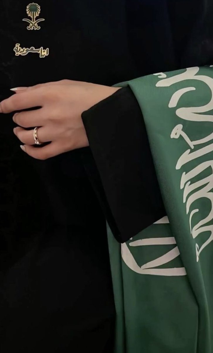 السلام عليكم أحبتي 💚
ما أجمل الوطن
  ڪاذبون من قالو :
"الحب للحبيب الأول ..
بل الحب لمن رمم روحاً بعد إِنڪسارها  ..💞 🇸🇦 
#عزنا_بطبعنا 
#اليوم_الوطني_السعودي_95 
🇸🇦💚🇸🇦