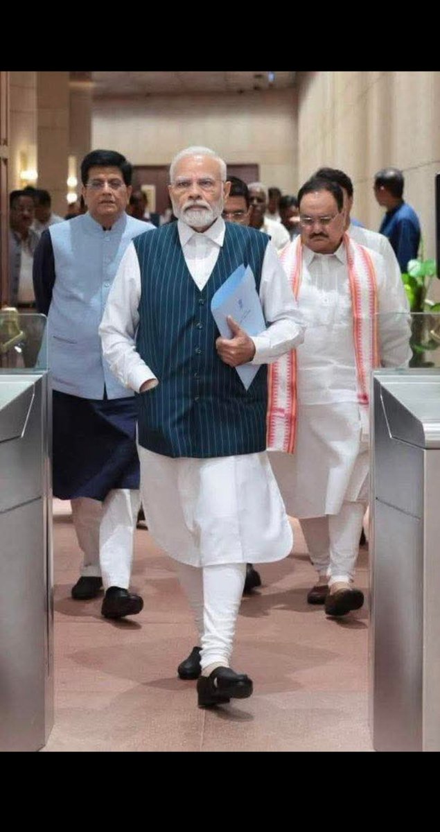 सेटिंग सही है
फोकस सही है
लाइटिंग सही है
मेकअप भी ठीक है
नज़रे कैमरे से 30° angle पर हैं
हल्के chin up के साथ
दोनों पिछलग्गू नेताPerfect V बना रहे हैं 
कदमताल करतेहुएतीनोंका दायां पैरआगे है
जेब मेंहाथ डालेHeroमाफ़िक़entry ह
बसFILEमें काग़ज़ नहीं हैं 🤣
File में काग़ज़ नहीं हैं 🤣