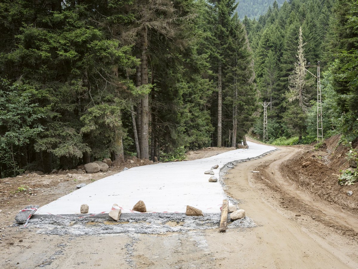 Yeşil Yol betona çıkıyor.

🔻Kaçkarlar’daki bozulma, domino taşlarının birbirini devirmesi gibi adım adım ilerliyor. İlk kez 2011 yılında gündeme gelen Yeşil Yol projesi, bu zincirleme etkinin en belirgin başlangıç noktalarından biriydi.

🔻Yeşil Yol’un kâğıt üzerindeki amacı