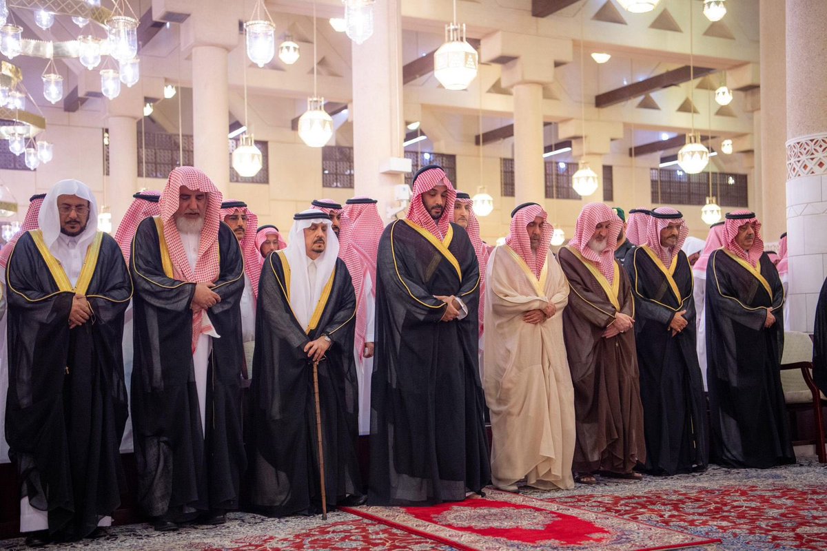 Badermasaker's tweet image. سمو #ولي_العهد يؤدي صلاة الميت على سماحة الشيخ عبدالعزيز بن عبدالله بن محمد آل الشيخ -رحمه الله- وذلك في جامع الإمام تركي بن عبدالله بالرياض.