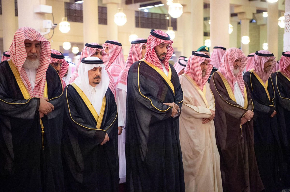 سمو #ولي_العهد يؤدي صلاة الميت على سماحة الشيخ عبدالعزيز بن عبدالله بن محمد آل الشيخ -رحمه الله- وذلك في جامع الإمام تركي بن عبدالله بالرياض.