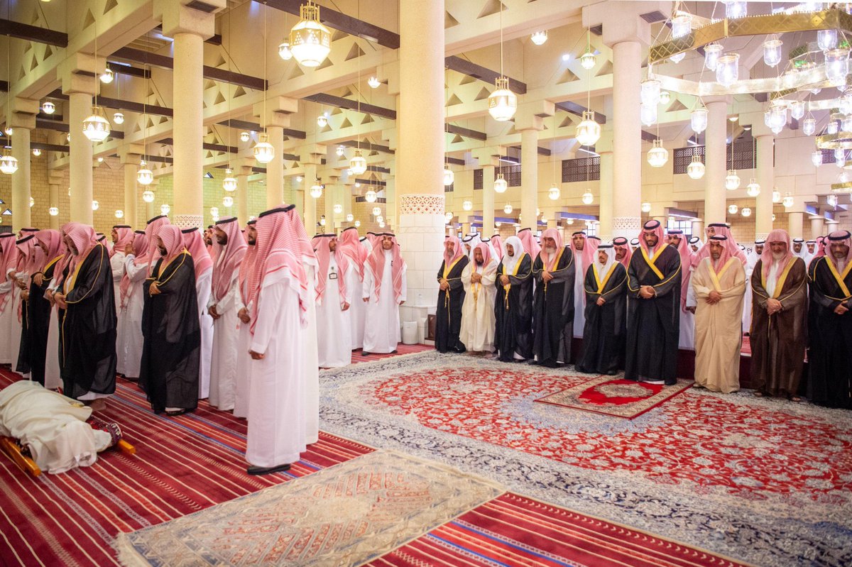 insharifain's tweet photo. His Royal Highness the Crown Prince performed the funeral prayer for His Eminence Sheikh Abdulaziz bin Abdullah bin Muhammad Al-Sheikh – may Allah have mercy on him – at Imam Turki bin Abdullah Mosque in Riyadh. https://t.co/0Q1dg6Tlnm