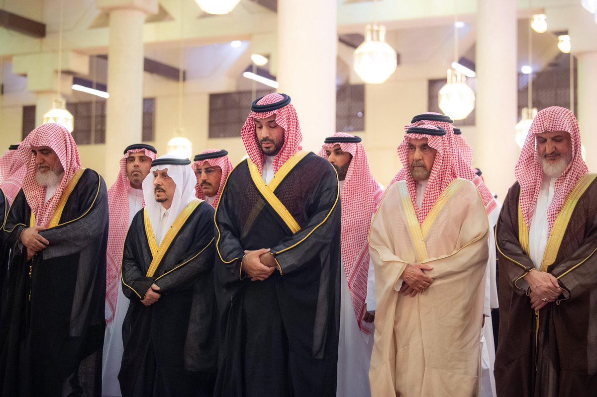 SaudiNews50's tweet photo. عاجل ..

  #ولي_العهد يؤدي صلاة الميت على سماحة مفتي المملكة.

- https://t.co/VyeKQTn1eH