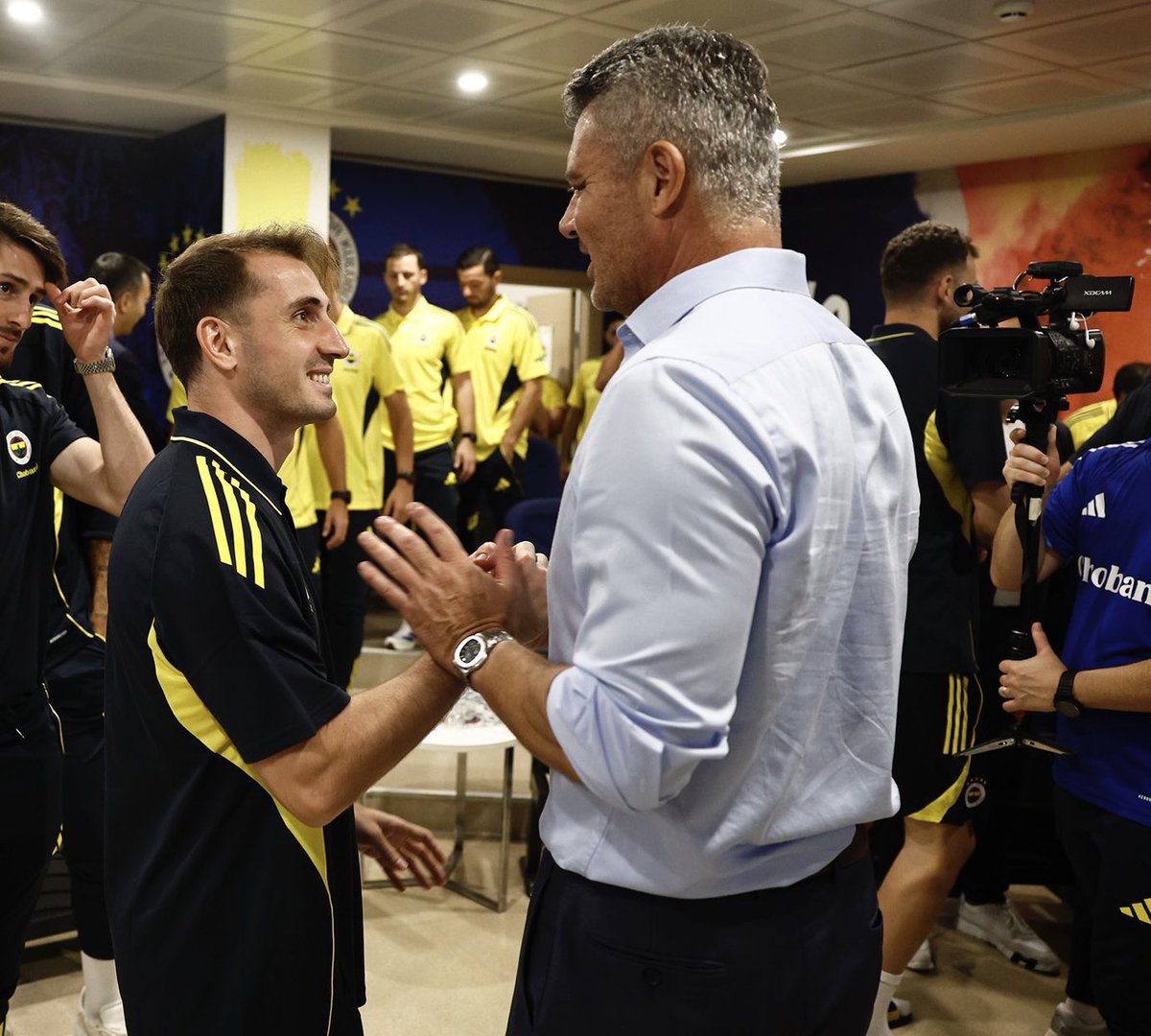 Aktürkoğlu:”Küçükken sizi TV de izliyordum başkanım. Üzerimde  Çubuklu forma vardı yeminle. En son Aziz Yıldırım sizi fırçalıyordu. Pardon siz sesinizi yükseltiyordunuz.” 🙃