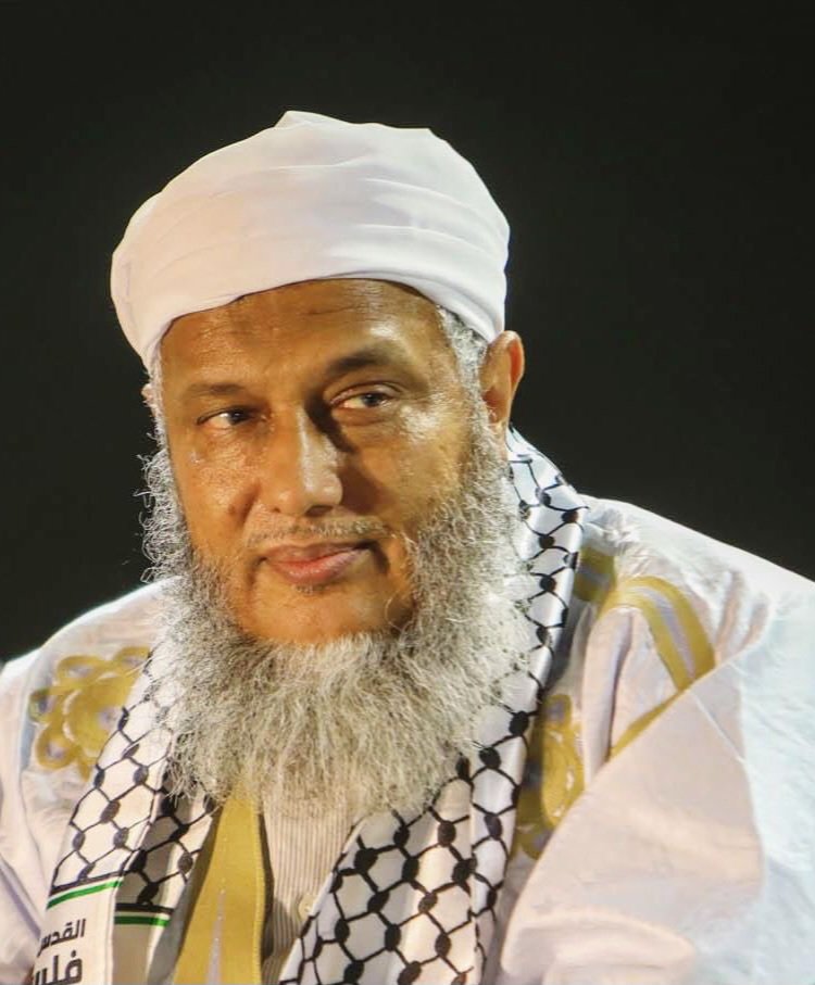 الشيخ محمد الحسن #الددو عالم راسخُ العلم، ولسانُ صدقٍ قوَّال بالحق. فلن تنال منه دعايات حقيرة من أبواق الصهاينة الأنذال، أو ضغائن صغيرة من الغلاة المتحجِّرين الذين حوَّلوا أهل السنة والجماعة "سنة بغير جماعة"، وجعلوهم ثلة صغيرة بعد أن كانوا مظلة جامعة للسواد الأعظم من أهل الإسلام!