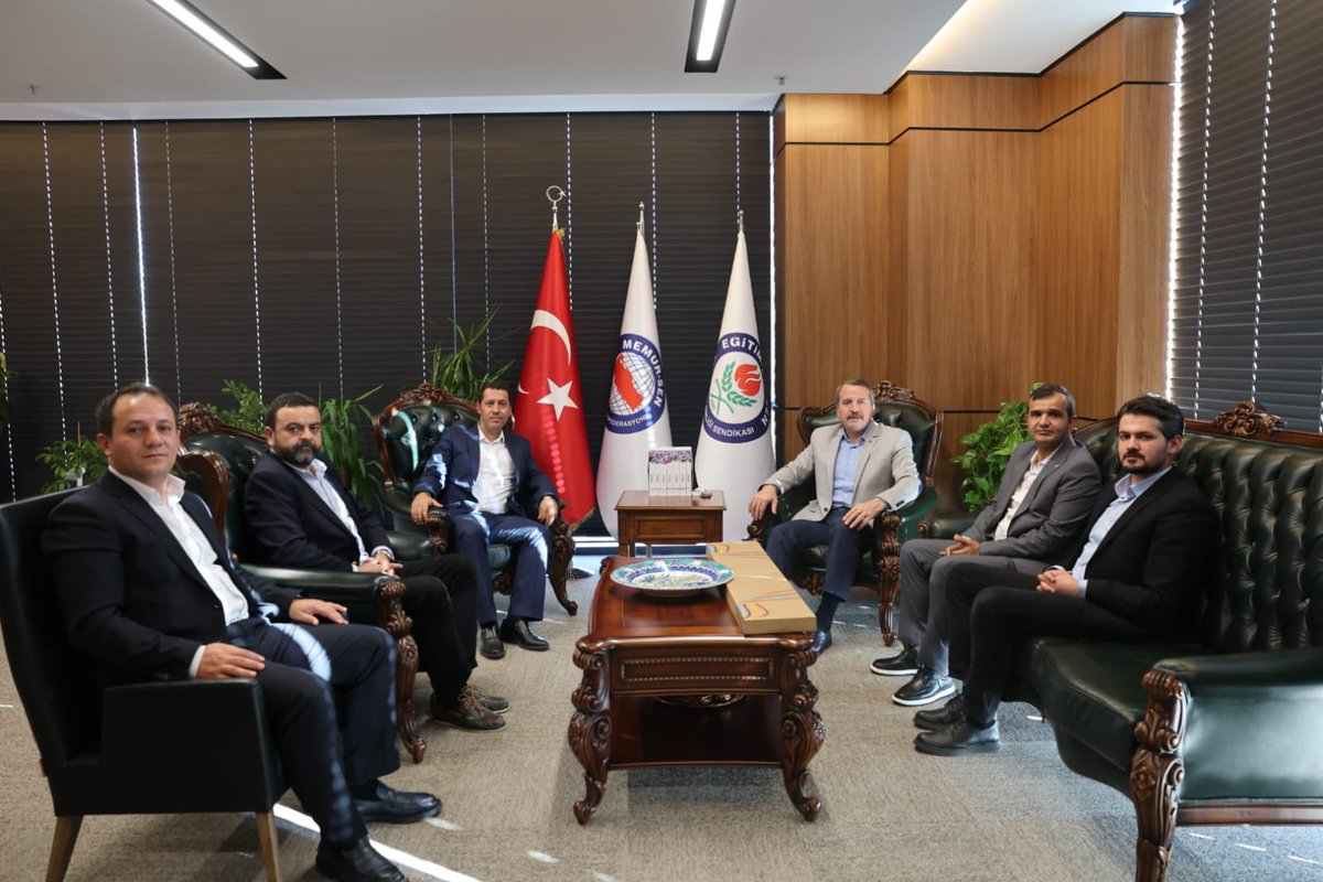 _aliyalcin_'s tweet photo. Banka Promosyonu Anlaşmasında
 400.000 ₺ FAİZSİZ KREDİ Seçeneği ile bir İlke imza atan Şubemizi tebrik ettik

Eğitim-Bir-Sen İstanbul 8 No’lu Şubemiz, banka maaş promosyonu anlaşmalarında kamuya örnek teşkil edecek yeni anlaşmayla bir ilke imza attı. 

Yetkili sendika olarak Yıldız Teknik Üniversitesi’nin promosyon komisyonunda bulunan şubemiz, en iyi teklif veren bankayla “Nakit Promosyon ya da 400.000 ₺ Faizsiz Kredi” şeklinde çalışana tercih sunulan yeni bir sözleşme imzaladı.

Çalışanın tercihleri doğrultusunda ihtiyaçlarını gözeten ve üyeler başta olmak üzere bütün kurum çalışanlarının en yüksek menfaatini hedef tutan bu duyarlı ve yenilikçi yaklaşım nedeniyle şubemizi tebrik ediyor; promosyon konusunda farklı tartışmaların yapıldığı bir zeminde bu yeni promosyon anlaşmasının örnek olacağını düşünüyorum.

Şube Başkanımız Prof.Dr. Adem Çevikel ve Şube Yönetim Kurulu Üyelerimiz genel merkezimizi ziyaret etti. Başkanımızın şahsında yönetimimizi tebrik ediyor, hayırlı çalışmalarda artarak devam eden başarılar diliyorum.