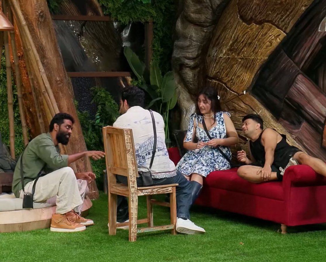TheHottestDevil's tweet image. #LiveFeed 

Amaal Shehbaz group having fun after the clash but this group is still planning how to tackle them 😭 

Bail : acha kiya na shehbaz ko gali diya ? Haha

He abused shehbaz and saying BWL will be short form🙂

All laughing shamelessly including AshnoorDesai

#BiggBoss19