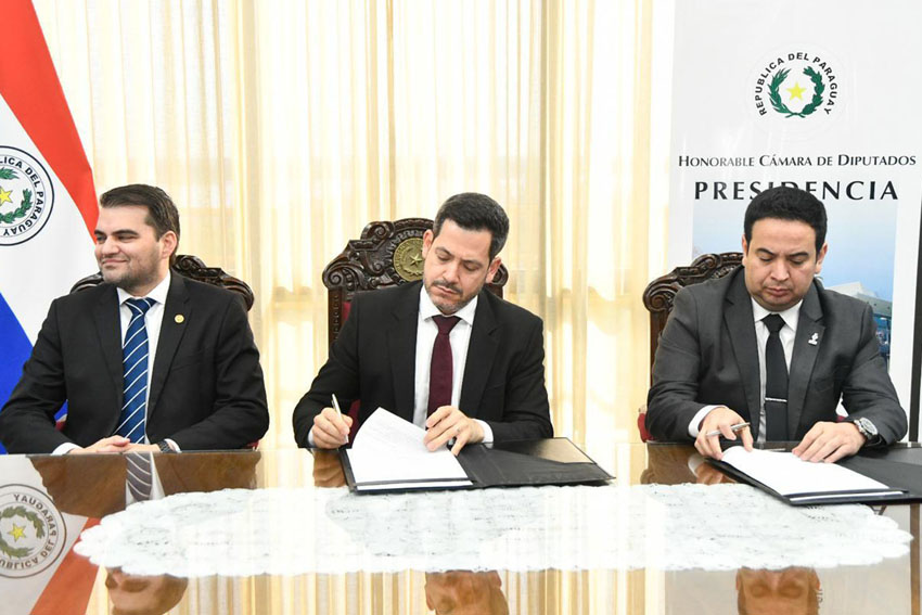 DiputadosPy's tweet image. Diputados y Gobernación de Central firman convenio en favor del bienestar animal

diputados.gov.py/noticias/notic…

(Redacción: Prensa – Dirección de Comunicación). En una iniciativa conjunta para fortalecer la protección animal en Paraguay, el presidente de la Cámara de Diputados, Raúl…