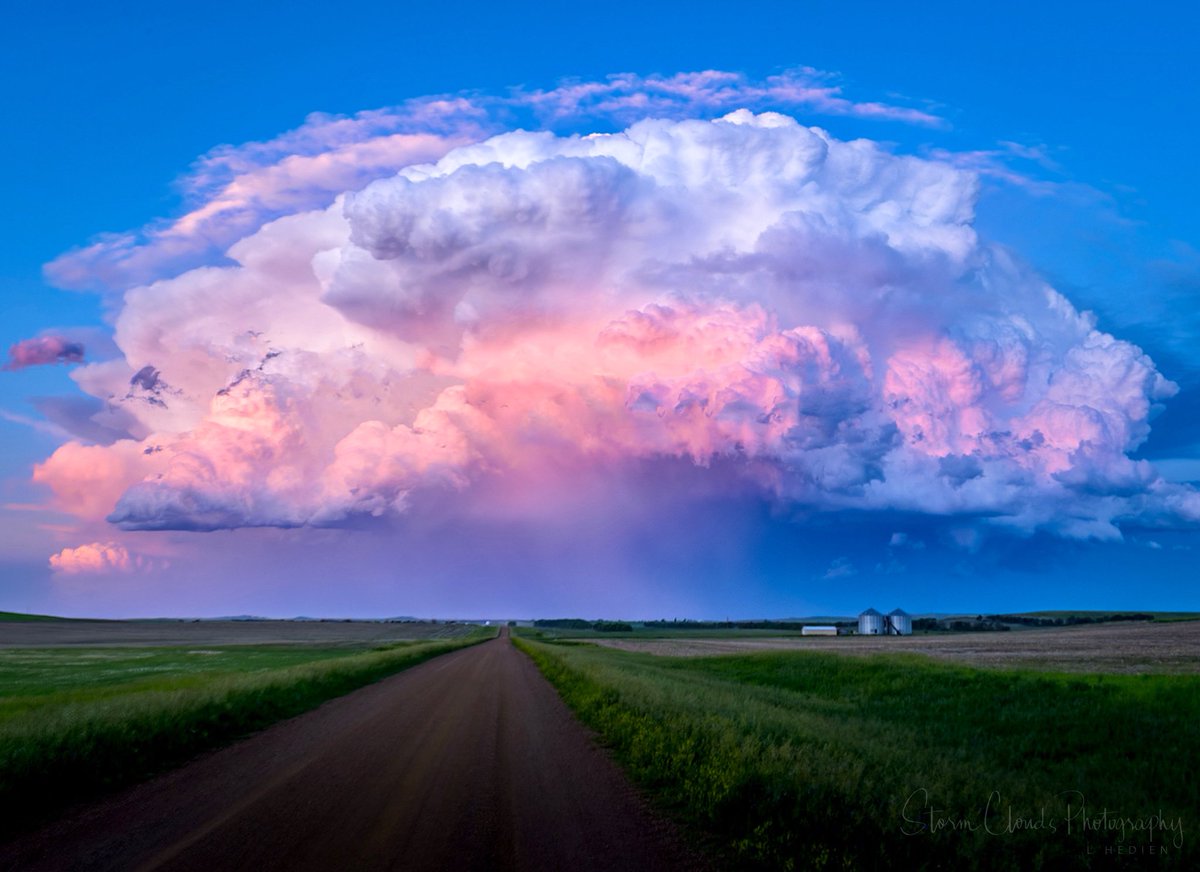 A #supercell 🛸 #storm in #NorthDakota at #sunset in June. #cloudscape #weatherphotography #weather #clouds #thunderstorm #stormhour #wxtwitter #zcreators #nikonz9 @nikonoutdoorsusa @nikonusa @discover #thephotohour @xwxclub #natgeoyourshot @stormcloudsphotography <a href="/CloudAppSoc/">Cloud Appreciation Society</a>