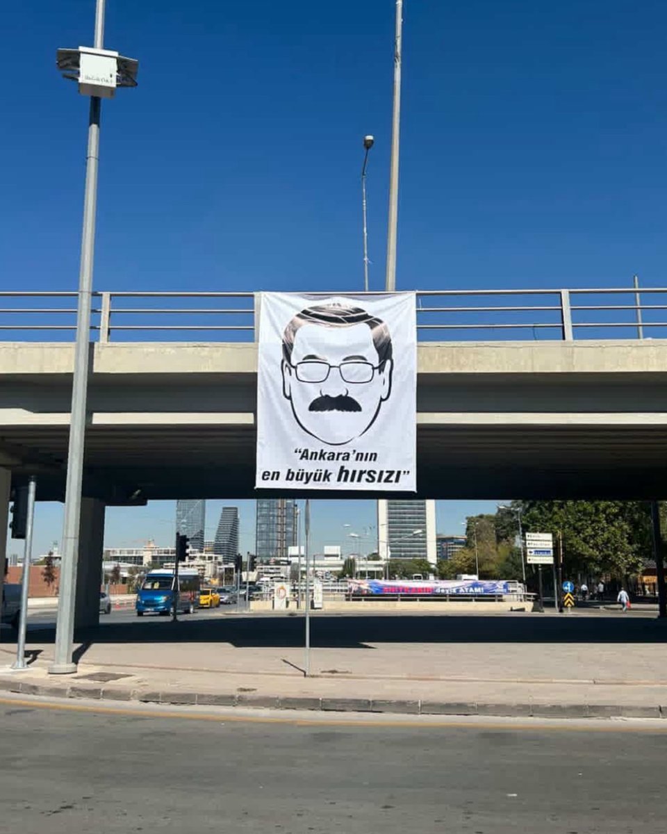 istbassavcisi's tweet image. Ankara’da, Melih Gökçek’in silüetinin yer aldığı ve üzerinde “Ankara’nın en büyük hırsızı” yazan bir pankart asıldı.