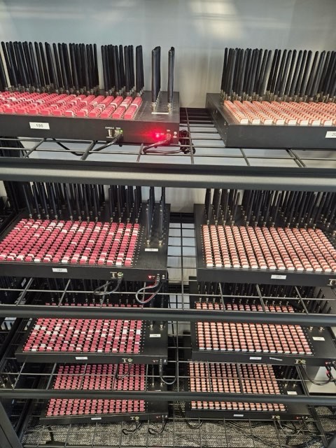 _SaxX_'s tweet photo. Le @SecretService des USA a démantelé un réseau de +300 serveurs SIM et 100 000 cartes SIM à New York.
Ils attribuent cette opération à un acteur malveillant très probablement parrainé par un état  -on parle souvent de "state sponsored actor"-

Le dispositif visait à paralyser les systèmes de télécommunications et de mener des attaques téléphoniques anonymes.

Ils se rejouissent de cette opération qui laissait peser une vraie menace avant l'arrivée des dirigeants mondiaux à l'Assemblée Générale des Nations Unies.

📰https://t.co/KkcWWcQRQJ