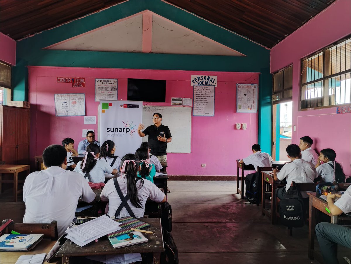 SunarpOficial's tweet photo. #NoticiasSunarp |📚A través de #SunarpPucallpa fortalecemos la cultura registral en Ucayali. Con #SunarpTeEduca y #RegistrónInformativo en Manantay, estudiantes y vecinos conocieron la importancia de la seguridad jurídica y servicios gratuitos como #AlertaRobo y #AlertaClonación. https://t.co/l31IRKNhaW