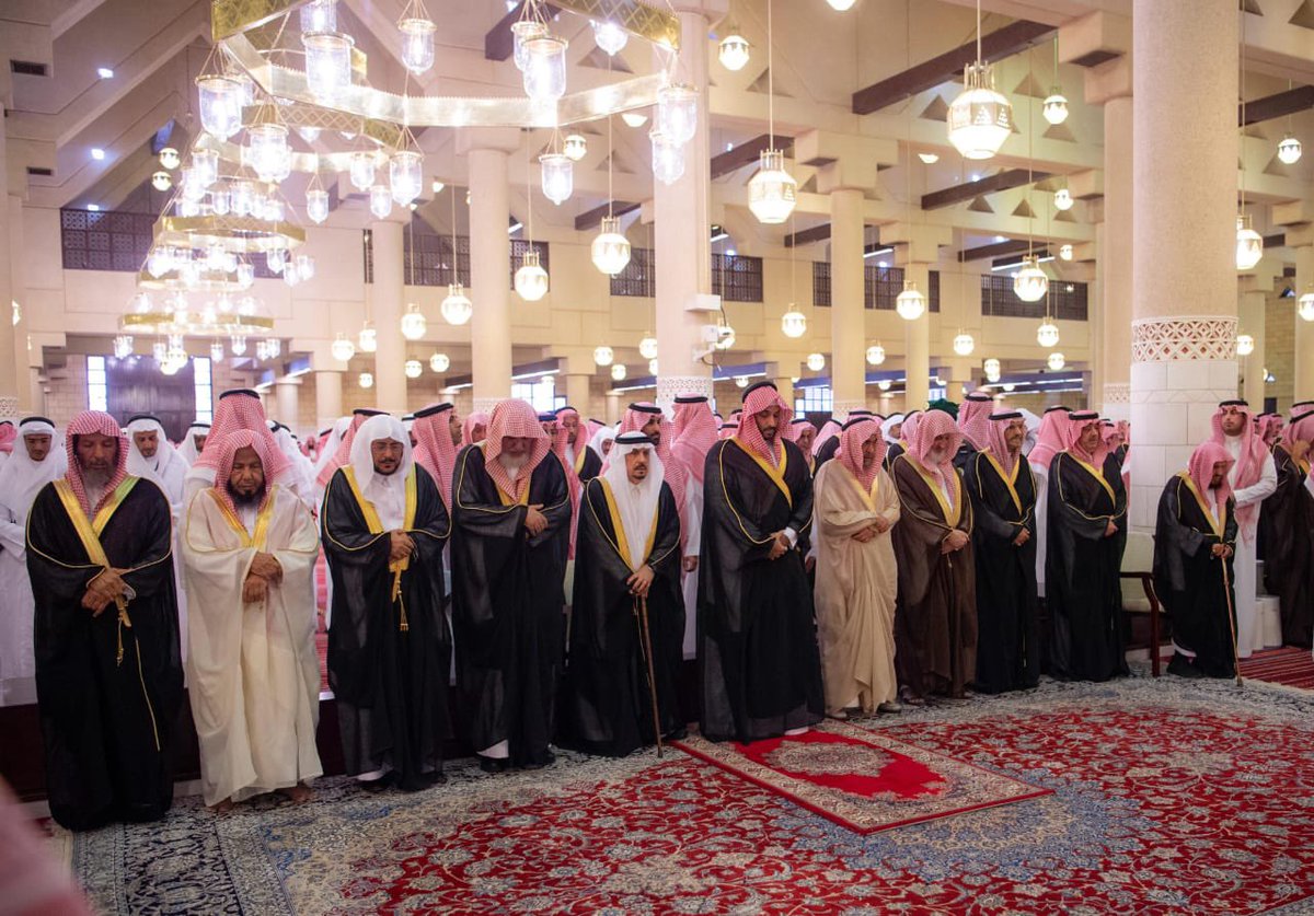 جانب من صلاة الميت على سماحة الشيخ عبدالعزيز بن عبدالله بن محمد آل الشيخ -رحمه الله- في جامع الإمام تركي بن عبدالله بالرياض