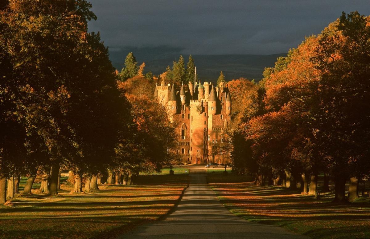 🏰#FairyTaletuesday 🍂
🍂🏰 🍂🏰 As #Autumn deepens and shadows gather, Glamis Castle in Angus, Scotland, reveals its most eerie tales. 
Within its ancient walls lurks the Monster of Glamis—"hairy as a doormat" or "a human toad"—sealed away in secret chambers. 

But he’s not