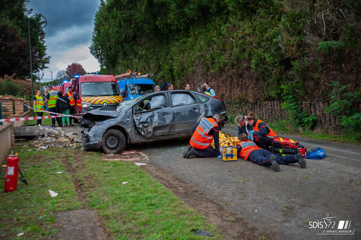 SDIS_72's tweet image. 🚨 Dimanche 14 septembre, un accident impliquant une voiture s’est produit sur la commune de Sillé-le-Philippe.

Pour cette intervention, 26 sapeurs-pompiers ont été mobilisés avec 8 engins.

👏 Un grand merci aux sapeurs-pompiers.

📷 Photos : Mikael VASSEUR / SDIS 72