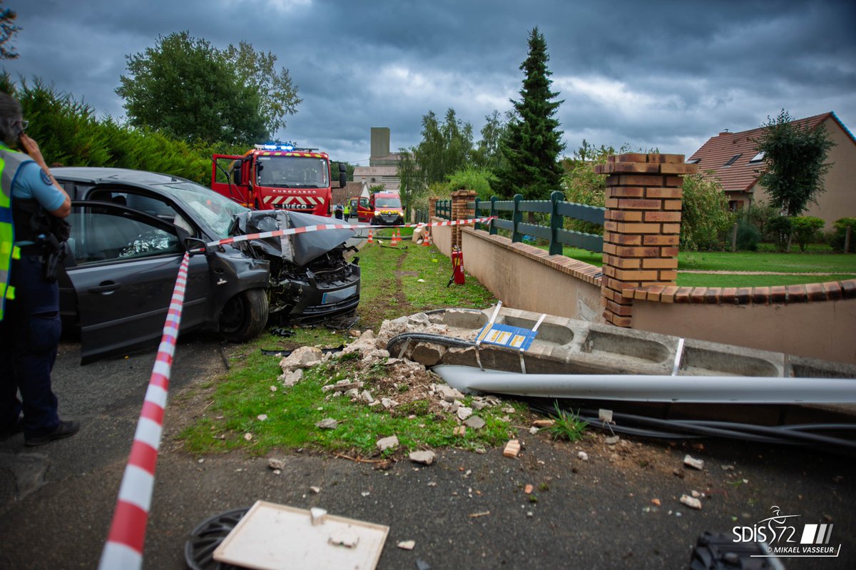 SDIS_72's tweet image. 🚨 Dimanche 14 septembre, un accident impliquant une voiture s’est produit sur la commune de Sillé-le-Philippe.

Pour cette intervention, 26 sapeurs-pompiers ont été mobilisés avec 8 engins.

👏 Un grand merci aux sapeurs-pompiers.

📷 Photos : Mikael VASSEUR / SDIS 72