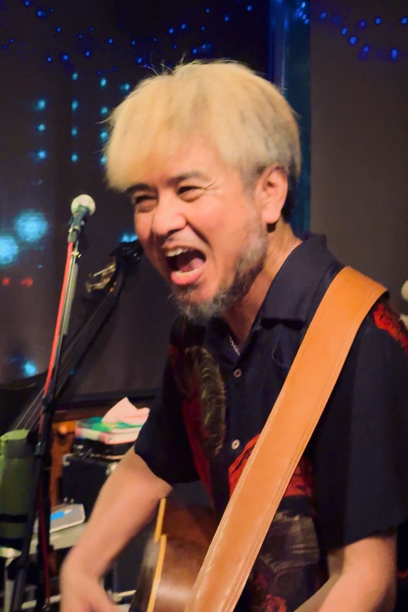 77nonono77's tweet photo. #静岡清水MotoStudio
#Motoyoshi ワンマンライブ
O.A.#さとうもとき
ルール☝
もとさんはオープニングアクトの演奏時間の2倍演る👊
もっくん1時間9分🤭
いたずらっ子のモトスタ次男坊が1時間歌ったら、いたずらっ子のお客さんからアンコール起きまして←
OAとして、ステージしっかり温めたよね😂🔥 https://t.co/iAlkbvkIep