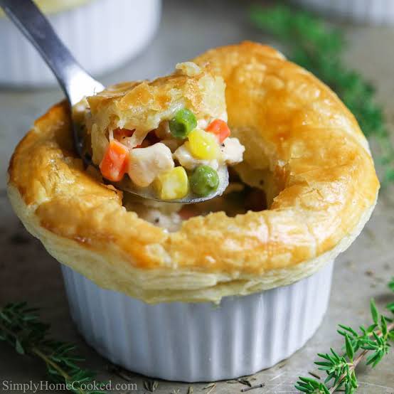 CorinnePulitzer's tweet photo. Today #Foodies join #PastryLovers to say, “Give me comfort”. It’s #NationalGreatAmericanPotPieDay & this savory classic is topping the menu all day🥧 🍽️@kfc @_MarieCallender @LittlePieCo @HealthyChoiceID @NationalDayCal @HeyWhatDay @DiningGuide2Day https://t.co/u2O1f7zhEo