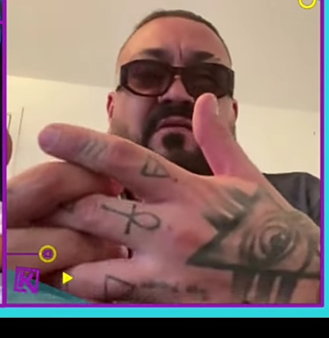 ratonpc's tweet image. Dos artistas colombianos son asesinados en México.

Mira su simbología.

Casualidades?

Su manager que está con gafas.  También la tiene.

Nada es lo que parece 😉