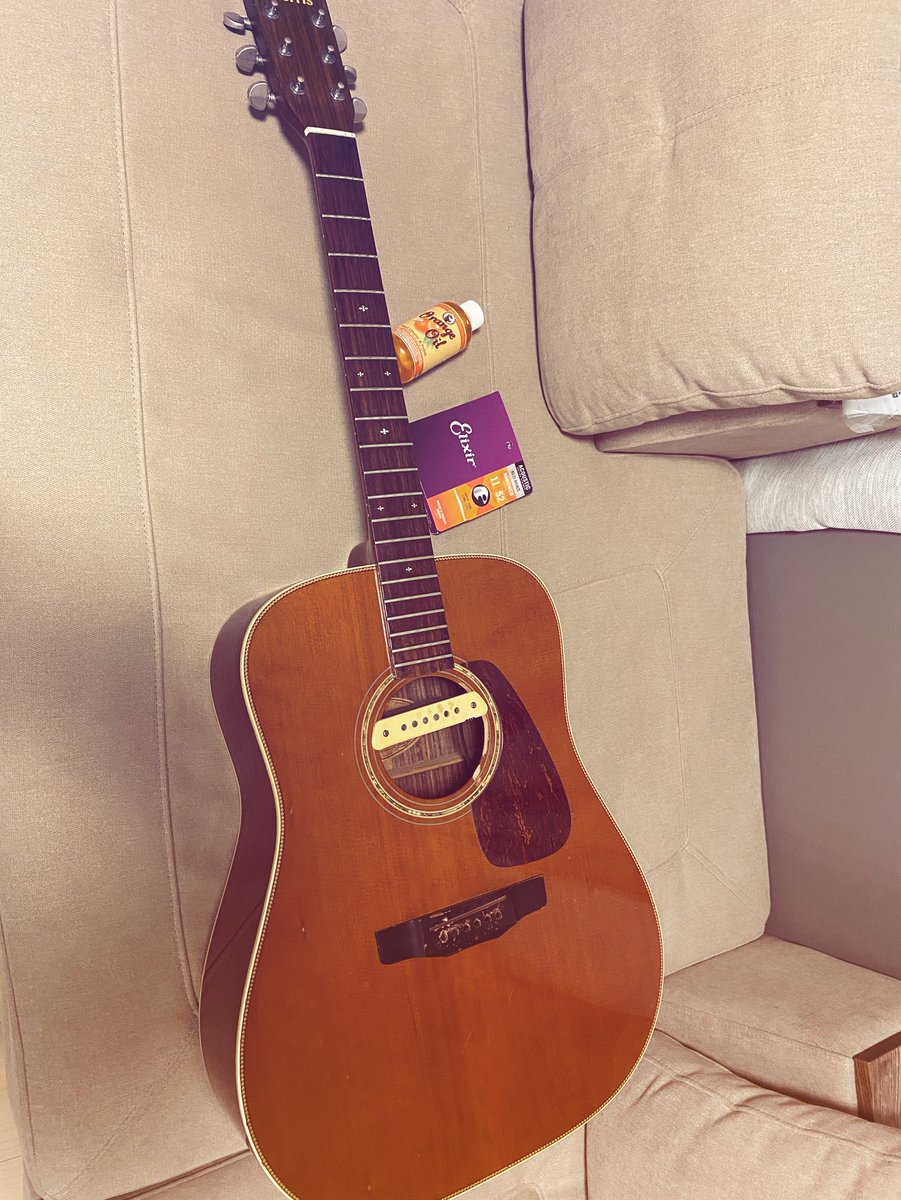 弦チェ〜ンジ‼︎ 今までで最速作業👍
願掛け完了！よろしくお願いします🤲”
#singersongwriter  #弾き語り　#acosticguitar  #アコースティックギター　#ガットギター  #三味線　#live  #stephall