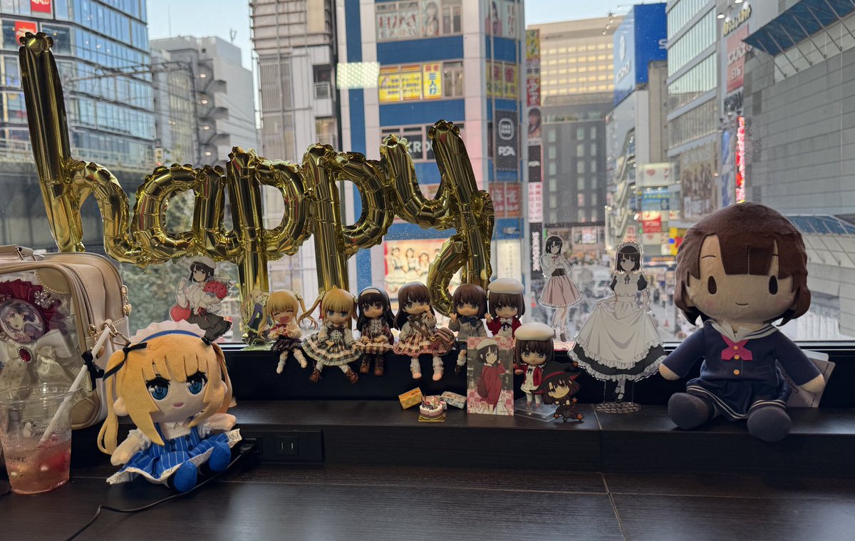 9月23日は冴えカノ加藤恵の誕生日って事で、キュアメイドカフェに行ってきました。

Happy birthday 恵！

お隣の素敵なドール達と一緒に、先日ゲットしたぬいぐるみを一緒に写真撮らせて貰いました。
ありがとうございましたm(_ _)m

#加藤恵生誕祭2025