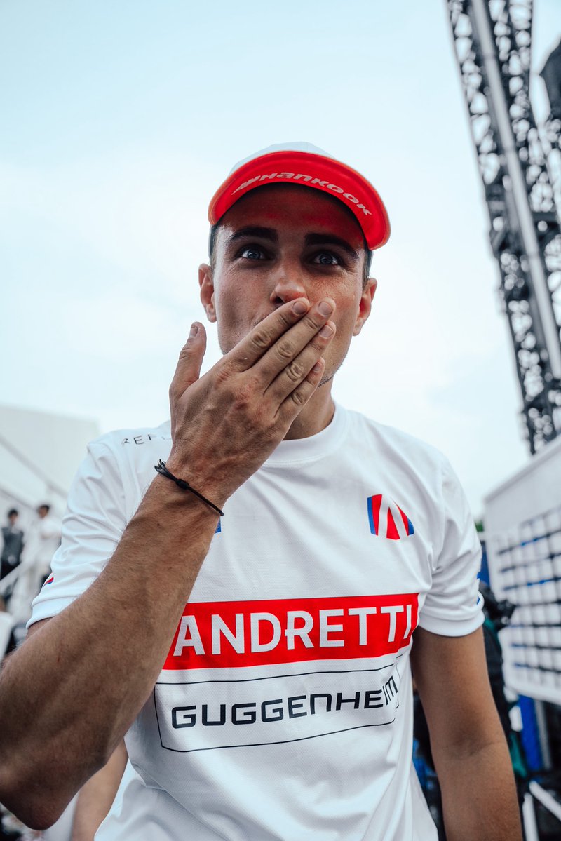 nico_mueller's tweet image. it’s time to say goodbye and THANK YOU to everyone at @AndrettiFE 😘

a few challenges thrown at us during our season, but we never gave up &amp;amp; made memories/lessons for life - feeling grateful for the time together 🙏🏻

all the best &amp;amp; see you on track!

#nm51 #andretti #formulae