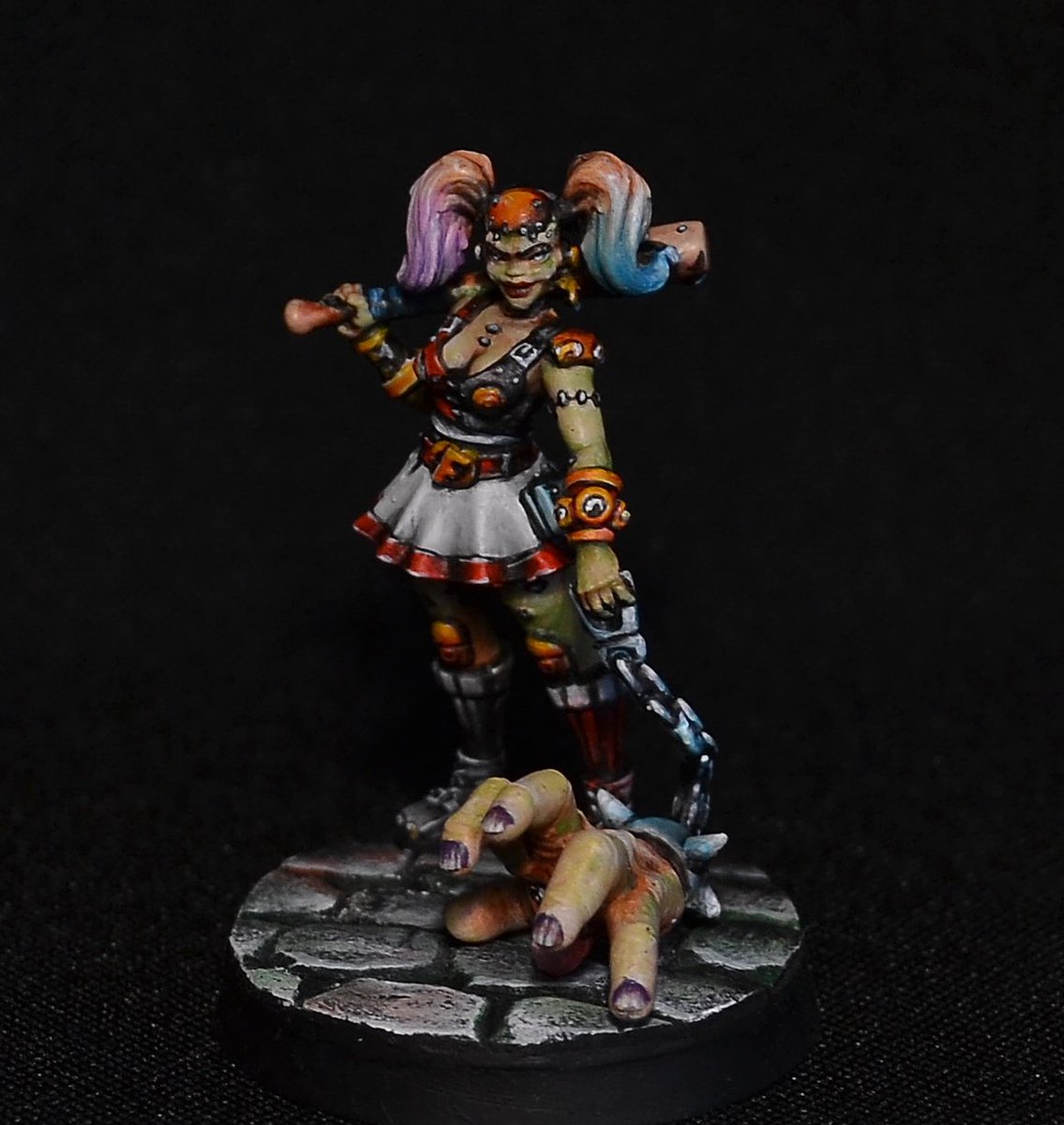 Baby Dee, Frankengirl has stunning looks and hands that kill. Anyone who thinks otherwise quickly finds themself on her pet’s dinner table.
Thanks @wermilionardo for the great painting job!
#LegendsOfSignum #Halloween #frankenstein #dndcharacters #dndminiatures #paintedminiatires