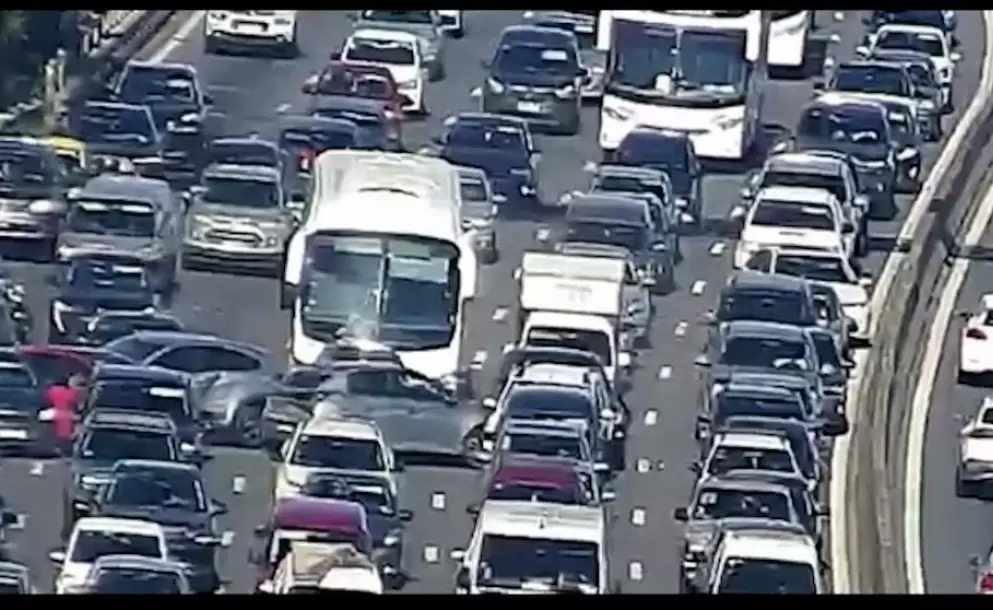 💥 Choque múltiple en General Paz: caos, heridos y demoras en plena hora pico

⏩ Un micro sin pasajeros perdió el control y provocó una colisión en cadena a la altura de avenida Del Libertador.

(💣 Impactante)

bigbangnews.com/policiales/cho…