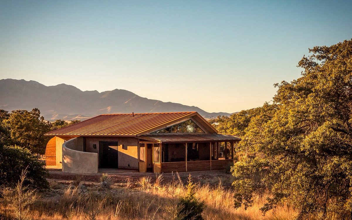 البناء بالقش خيار صديق للبيئة منخفض التكلفة وعازل ممتاز للحرارة والصوت، يساعد على تقليل البصمة الكربونية.
لكن يعيبه الحاجة لصيانة دقيقة، وحماية من الرطوبة والحريق، وصعوبة ترخيصه في بعض المناطق. 
#استدامة #عمارة_خضراء #دكتور_امام