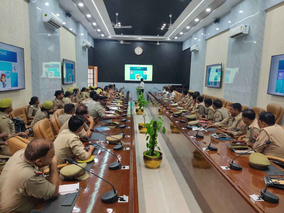अन्तर्राष्ट्रीय सांकेतिक भाषा दिवस पर कार्यशाला एवं प्रशिक्षण कार्यक्रम का रिजर्व पुलिस लाइन स्थित सभागार कक्ष में किया गया आयोजन, मुजफ्फरनगर पुलिस को सांकेतिक भाषा का प्रशिक्षण प्रदान किया गया। 

#UPPolice