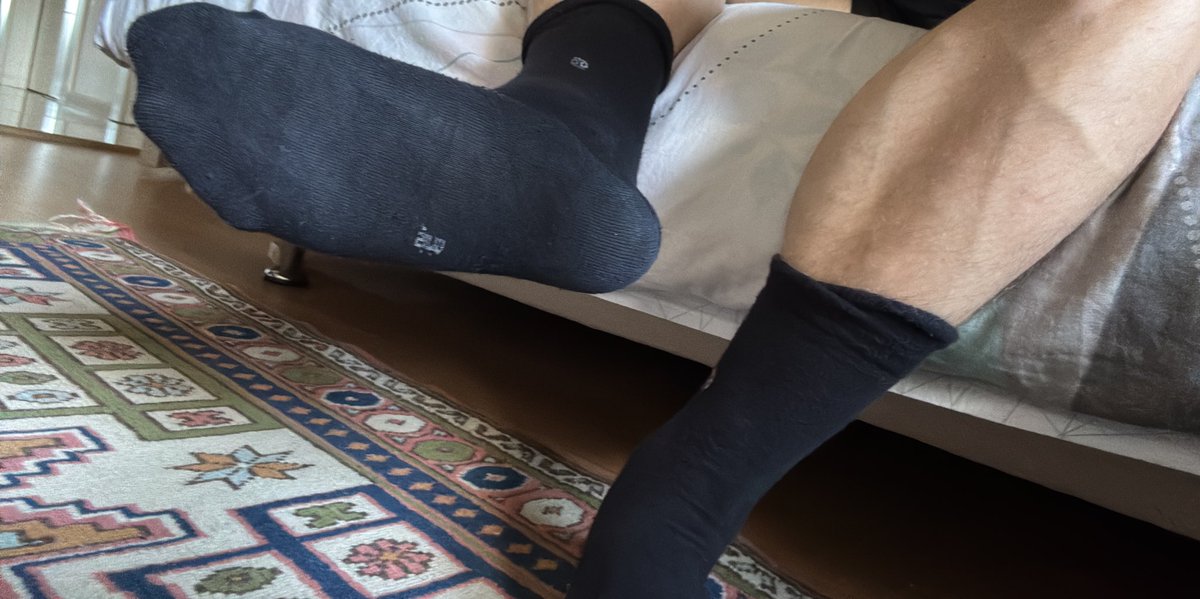 Ayak tabanlarımdan daha değersizsizsiniz itler 

You are more worthless than my feet dogs. 

#findom #finansalköle  
throne.com/kingalpha1