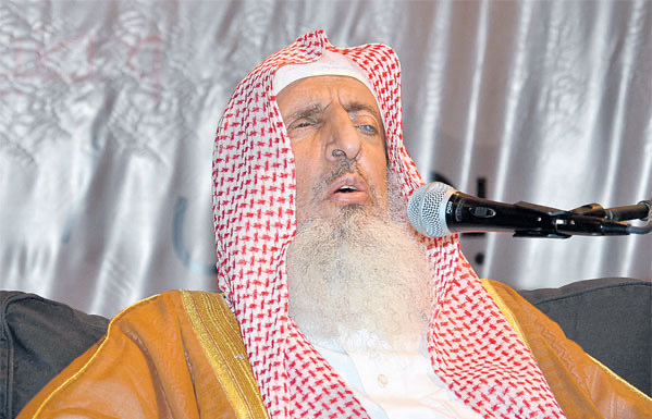 رحم الله سماحة المفتي الشيخ عبدالعزيز آل الشيخ، بصوته الذي ملأ المنابر هيبة ووقارا، وبعلمٍ أنار للناس طريقهم. 
يبقى الأثر شاهدًا، وتبقى السيرة عطرة. إنا لله وإنا إليه راجعون.