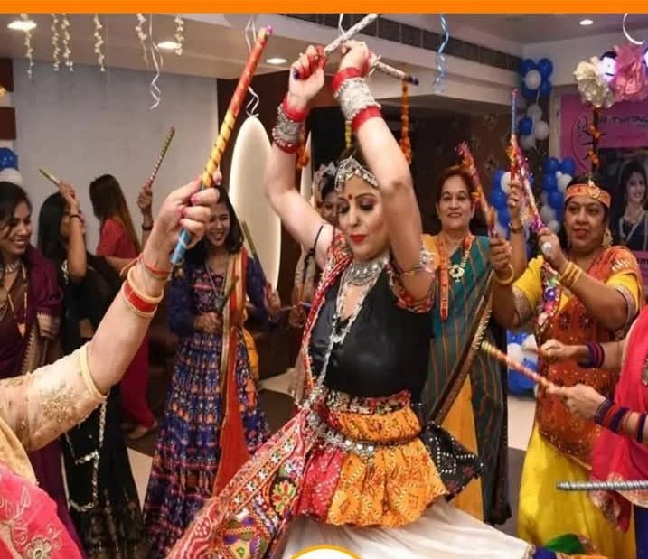 🚨अब गरबा पंडालों में एंट्री के लिए गौमूत्र के स्प्रे एंड कलावा जरूरी है
बट महिलाओं की ड्रेस पर भी तो कोई गाइड लाइन जारी करनी थी?🚨 
जय राम जी की🙏