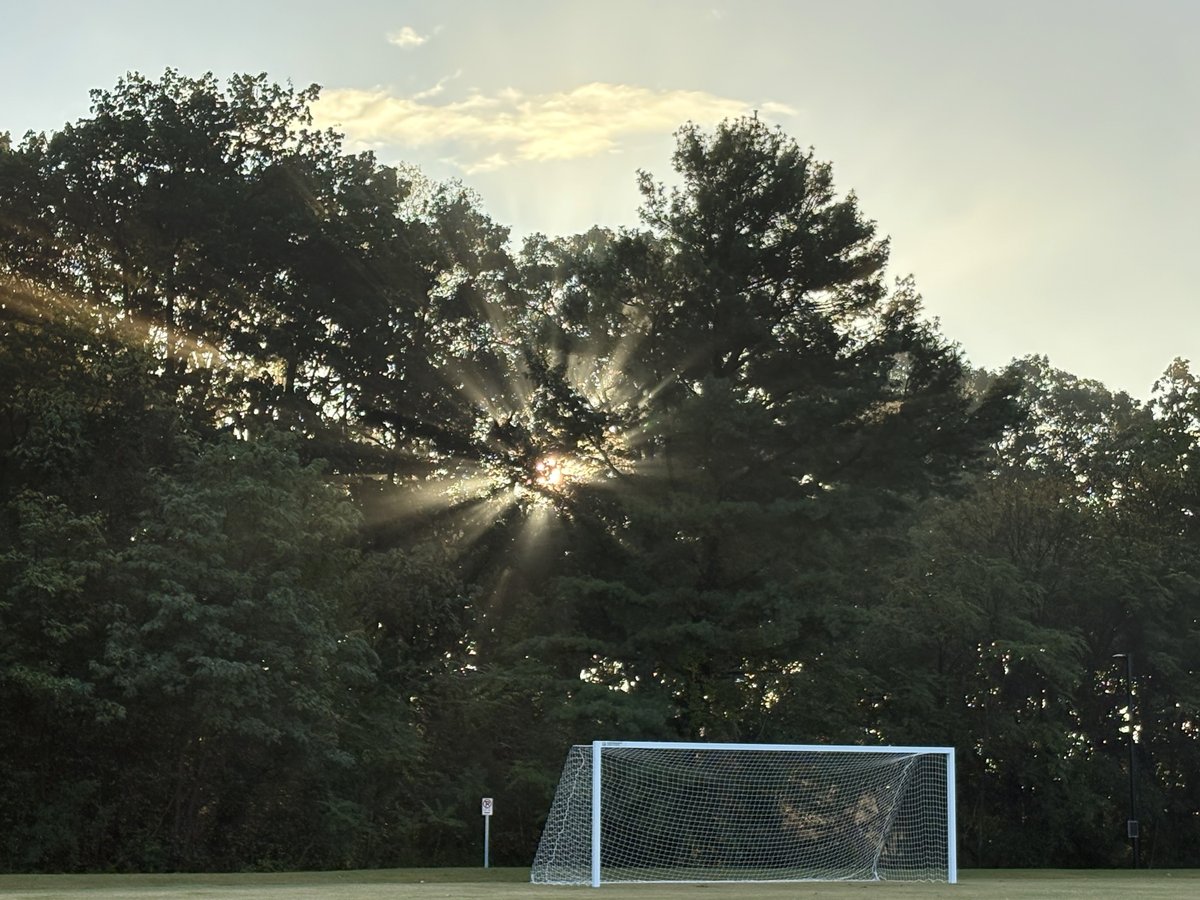 MCPS's tweet image. A beautiful sunrise at Neelsville Middle School to start the day 🌅
#MCPSSights
