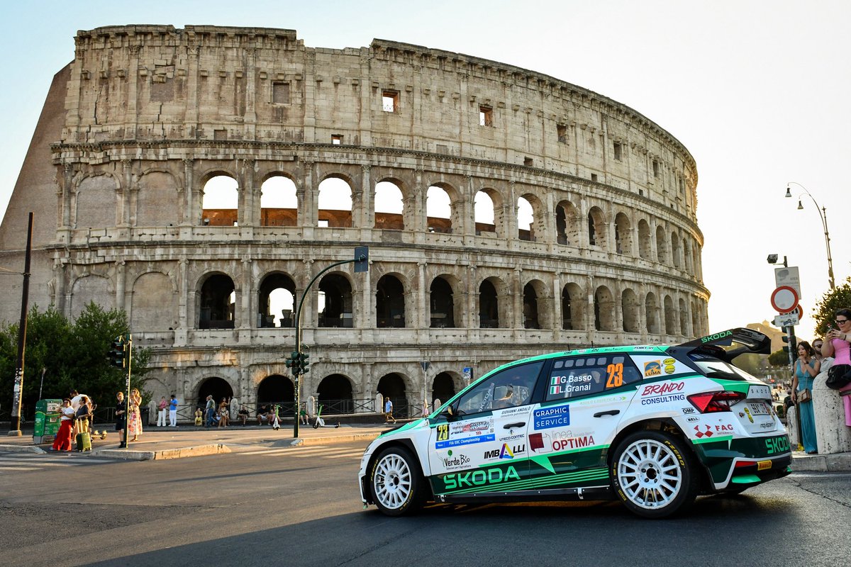 Comprendiamo senza difficoltà la scelta del WRC di spostare la sua tappa italiana dalla Sardegna a Roma dal 2027: tra le buche delle strade della Capitale, infatti, i team potranno correre in un luogo diverso usando lo stesso assetto da sterrato utilizzato in Sardegna.

#WRC