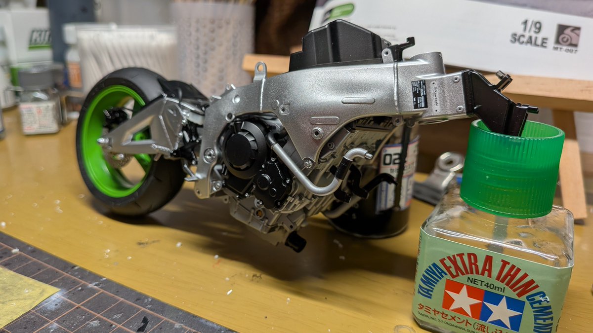 MASAMETAL17's tweet image. MENGMODEL ZX10R進捗
フレームにエンジン載せてリヤ周り取り付け　ブレーキホースは付属のホースは太めで艶有りなのでタミヤの1/12の付属ホースにしました
＃MENGMODEL
＃ZX10R
＃バイクプラモ盛り上げ隊