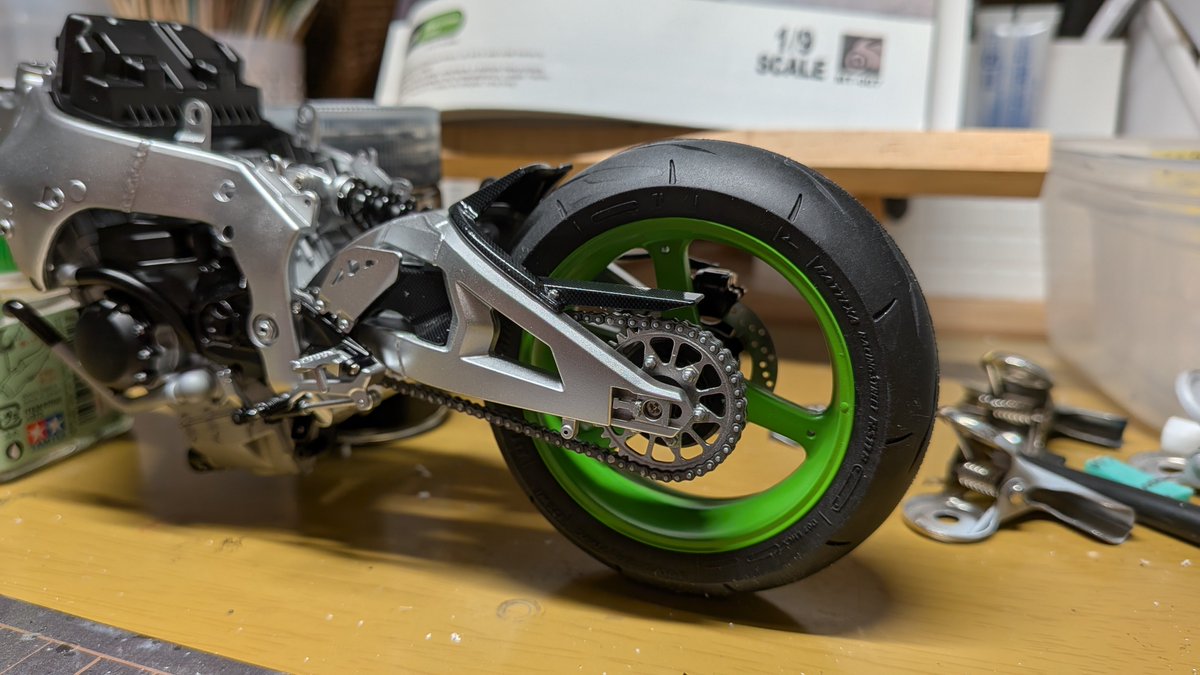 MASAMETAL17's tweet image. MENGMODEL ZX10R進捗
フレームにエンジン載せてリヤ周り取り付け　ブレーキホースは付属のホースは太めで艶有りなのでタミヤの1/12の付属ホースにしました
＃MENGMODEL
＃ZX10R
＃バイクプラモ盛り上げ隊
