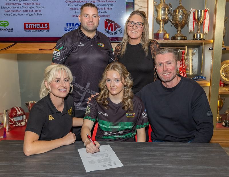 Signing night at Wigan warriors for Kayla the start of her 2 year P2P proud parents 👌🏻