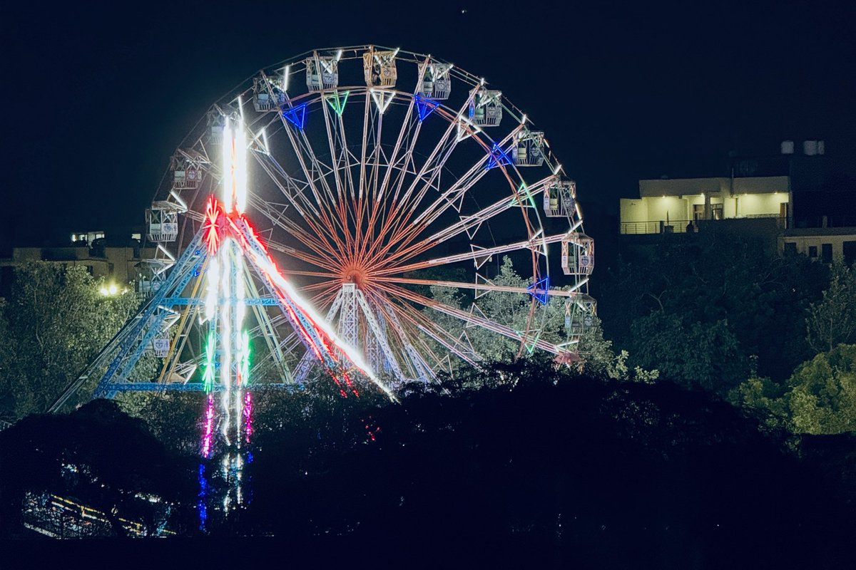 किसी की याद आती है तो ये भी याद आता है
कहीं चलने की ज़िद करना मेरा तय्यार हो जाना

[मुनव्वर राना]