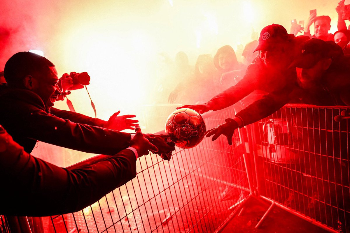 Benched_backup's tweet image. Ousmane Dembélé allowed PSG fans to hold his Ballon d’Or trophy in Paris