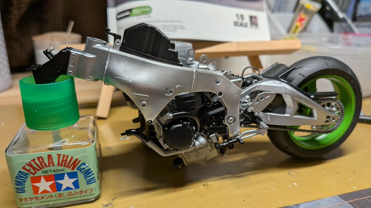 MASAMETAL17's tweet image. MENGMODEL ZX10R進捗
フレームにエンジン載せてリヤ周り取り付け　ブレーキホースは付属のホースは太めで艶有りなのでタミヤの1/12の付属ホースにしました
＃MENGMODEL
＃ZX10R
＃バイクプラモ盛り上げ隊