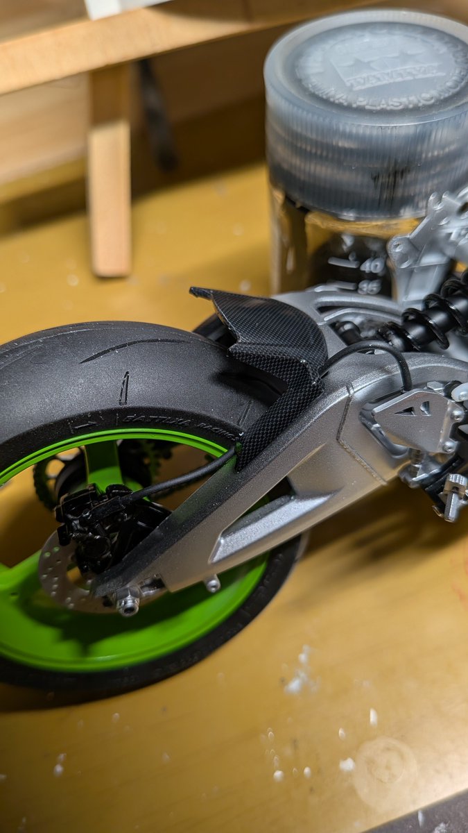 MASAMETAL17's tweet image. MENGMODEL ZX10R進捗
フレームにエンジン載せてリヤ周り取り付け　ブレーキホースは付属のホースは太めで艶有りなのでタミヤの1/12の付属ホースにしました
＃MENGMODEL
＃ZX10R
＃バイクプラモ盛り上げ隊