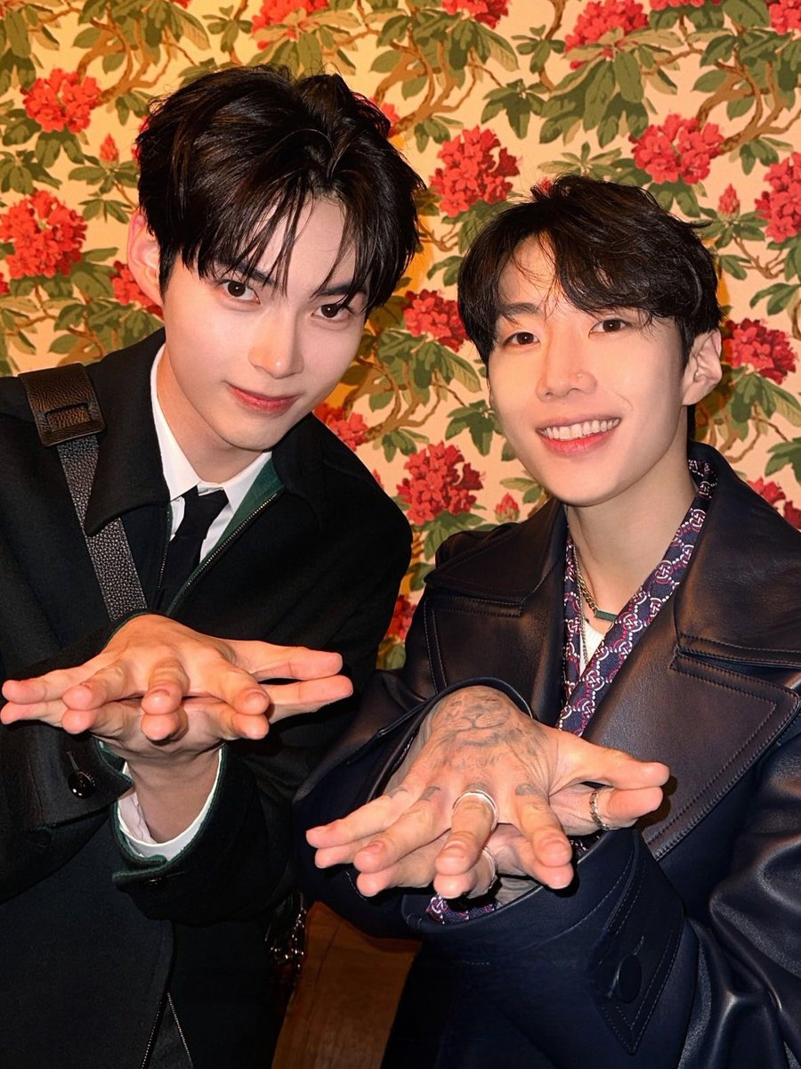 ㅤ
ㅤㅤ💜【 #WE4EVER 】

𝅘𝅥𝅯 Honestly, I’m still not over this moment... standing next to my hyung, Jay. We snapped this pic right after vibin’ Remedy that song hit diff. Being part of the #REMNANTS album feels unreal, shoutout to hyung for teaching me this hand pose.
ㅤ