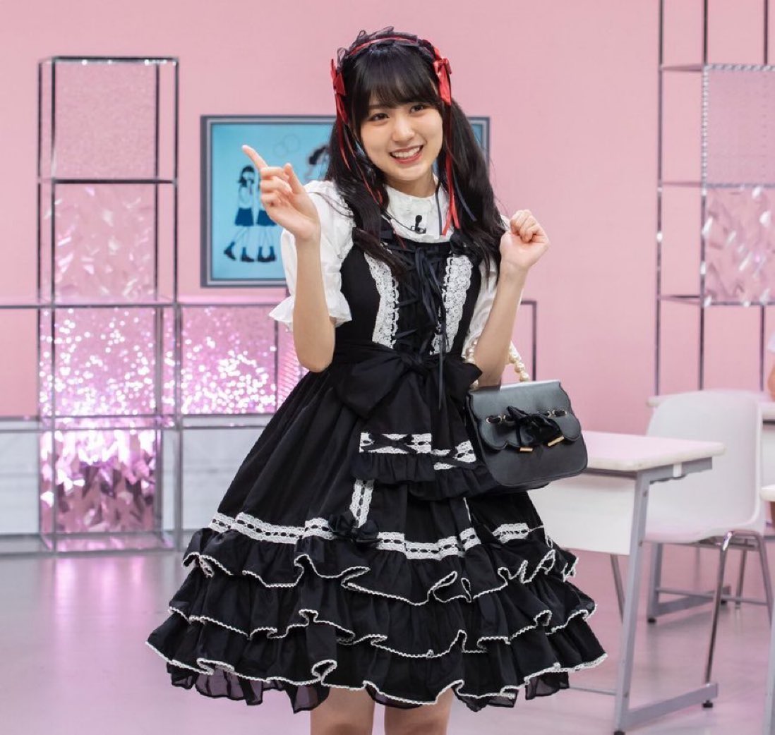 か:おかえりなさませ、ご主人様😉
○:なにその格好…😳
か:メイド服を着たけど似合ってる？
○:うん😍
か:○○、顔赤いよ
○:ゴスロリの遥香、可愛いんだもん
か:そうかな…😳
○:必殺技あったらヤバイだろうな…
か:出してもいい？
○:あるの？
か:うん､○○の心にズッキュン😉💗
○:うぅ…😳