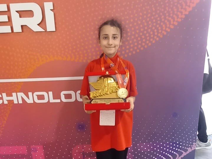 KayapinarBILSEM's tweet photo. “Öğrencimiz Zeyneb Sümeyye HAMAMCI ve takım arkadaşı Elif ÇELİK, #TEKNOFEST2025 İstanbul Ortaokul Engelsiz Yaşam Teknolojileri kategorisinde hem En İyi Proje hem de En İyi Sunum ödüllerini alarak Türkiye https://t.co/HjnUpavWXY oldular. Başarılarının devamını diliyoruz! https://t.co/ygByW7efHG