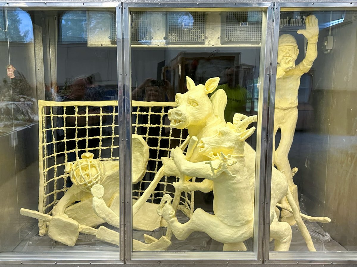 DairyWest's tweet image. The 2025 Butter Cow at the Utah State Fair really scored! 🏒🧈

This year’s tribute to the Utah Mammoth Hockey Team wowed nearly 300,000 fairgoers with 700+ pounds of butter carved over 60 hours.

Big thanks to High Desert Milk for their support!

#ButterCow #UtahStateFair